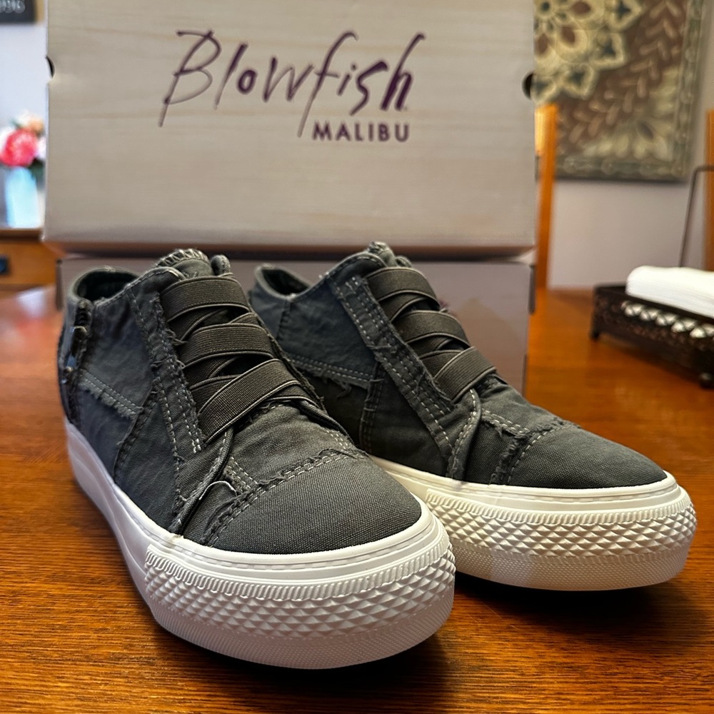 Blowfish Malibu Mamba blue tuna color washed size 8 New